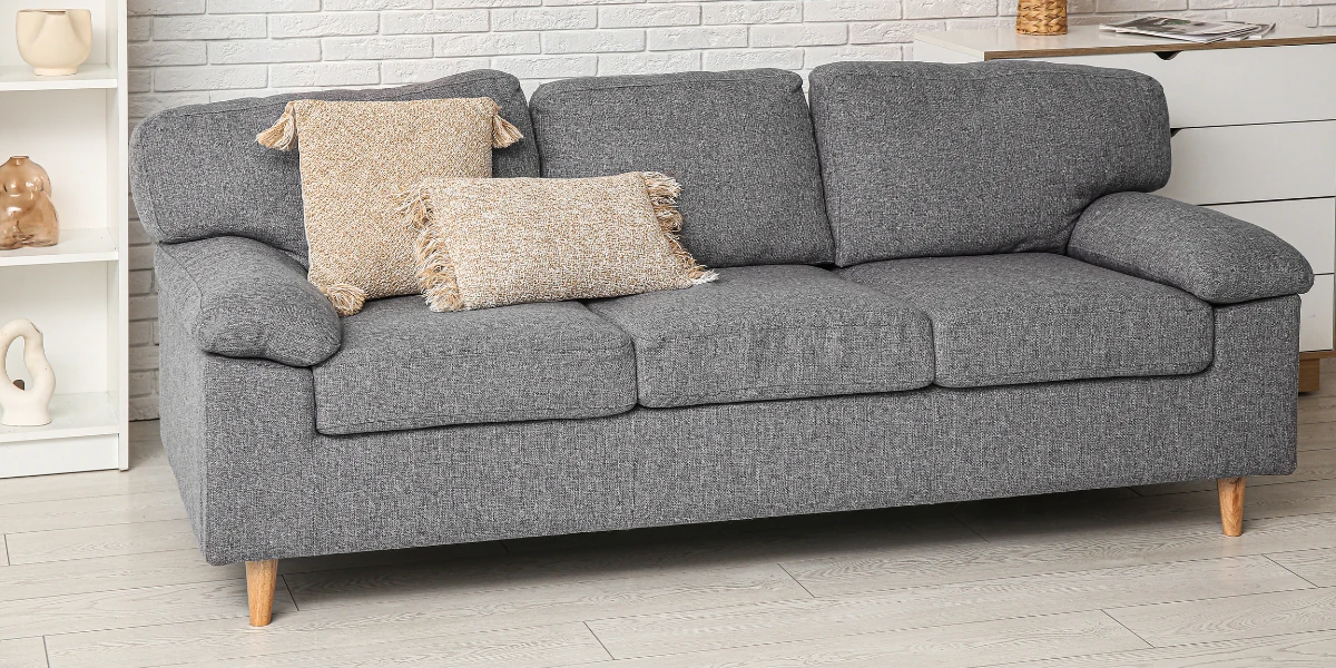 7 Cara Menghilangkan Bau Apek Sofa Kain Secara Permanen