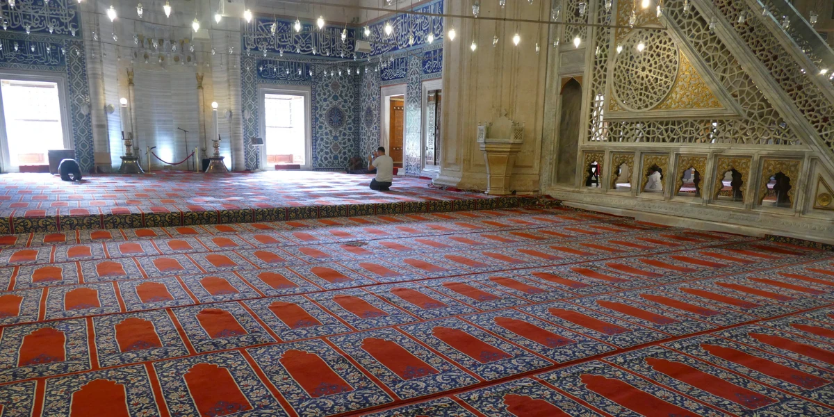 Cara Menjaga Karpet Masjid Tetap Bersih dan Empuk Digunakan